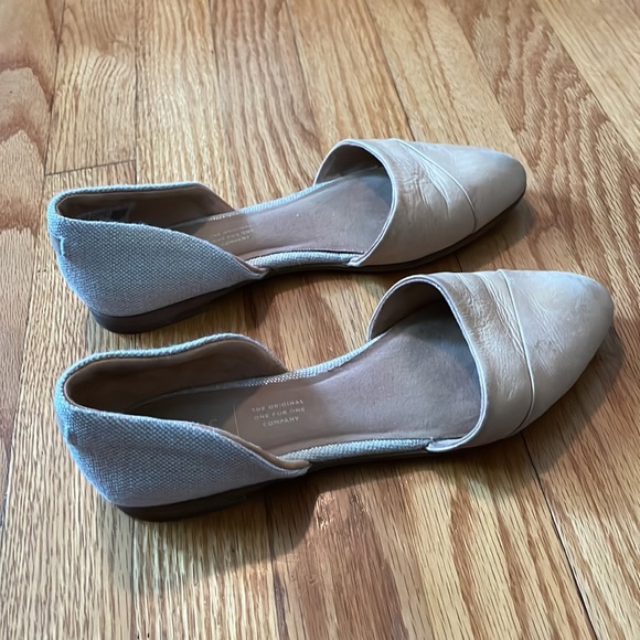 Used khaki Toms shoes. Size: Women’s 6. - Picture 3 of 5